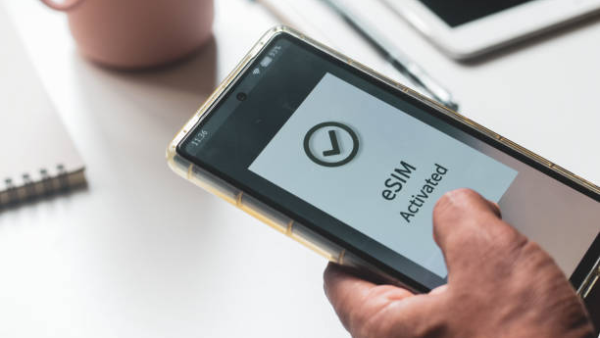 Travellers Use eSIMs